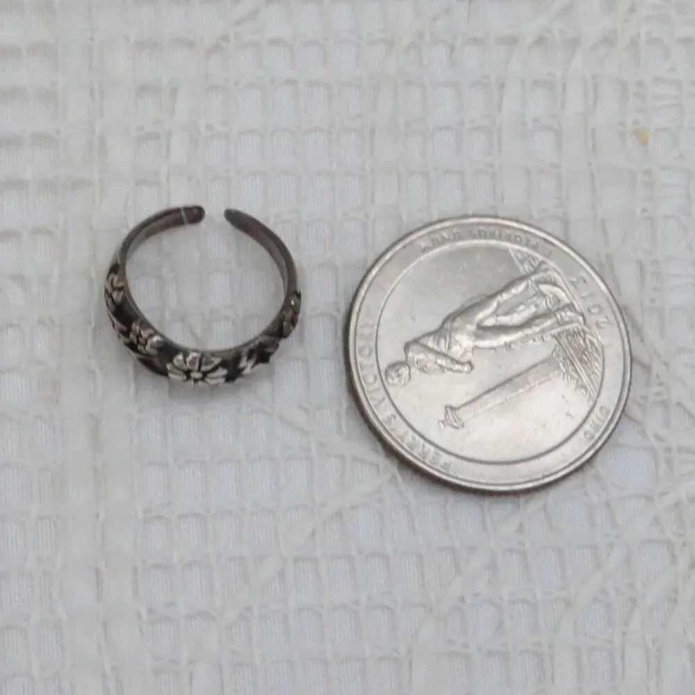 Vintage Silver Toned Toe Ring with Flower Adjustable Size 2-3, Summer Beach Wear